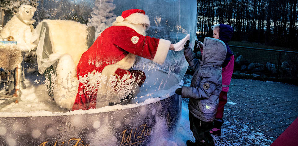 סנטה קלאוס פוגש ילדים בעת כשהוא יושב בבועת מגן בדנמרק / צילום: Reuters, Ritzau Scanpix/Henning Bagger