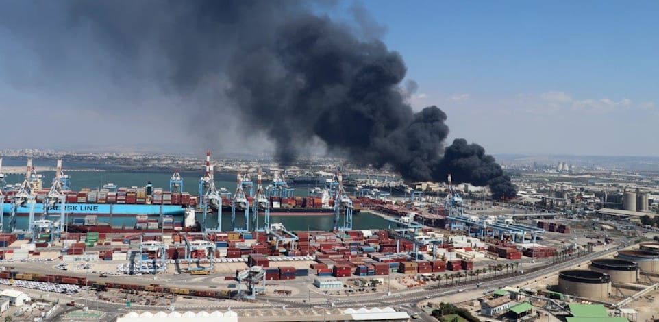שריפה במפרץ חיפה. האם לפנות את המתחם או לתת לתעשייה הפטרוכימית לגווע / צילום: דוברות המשרד להגנת הסביבה