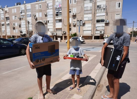 ילדים עם מחשבים שקיבלו במסגרת מיזם "מתחשבים" / צילום: אושרית זיו