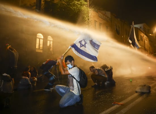 מפגינים מתעמתים עם כוחות הביטחון במהלך הפגנה נגד ראש הממשלה, יולי 2020 / צילום: עודד בלילטי, AP מפגינים מתעמתים עם כוחות הביטחון במהלך הפגנה נגד ראש הממשלה, יולי 2020 / צילום: עודד בלילטי, AP