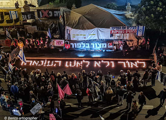 מיצג שיצרו פעילי "אין מצב" לחיזוק מאהל בעקבות ניסיון הצתת המאהל / צילום: בן כהן