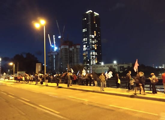 הפגנה נגד ראש הממשלה בצומת ההלכה בתל אביב / צילום: הדגלים השחורים הפגנה נגד ראש הממשלה בצומת ההלכה בתל אביב / צילום: הדגלים השחורים