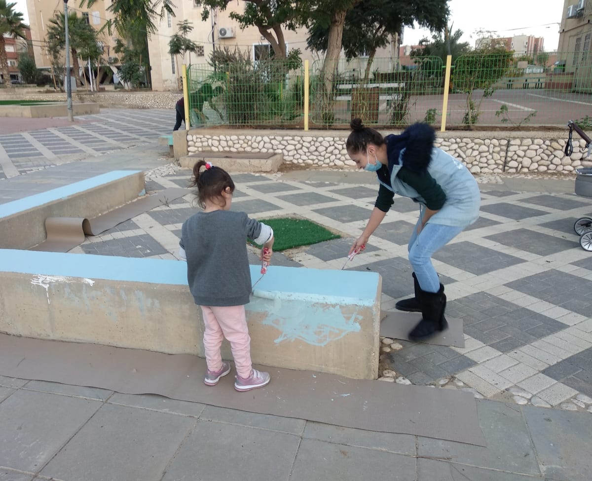 התושבים עזרו בצביעת הגינה / צילום: קרן סינגר