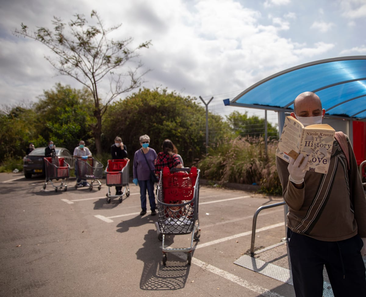 מחכים בתור לסופר בתל אביב ב-7 באפריל, יום לפני ליל הסדר / צילום: Associated Press, Oded Balilty מחכים בתור לסופר בתל אביב ב-7 באפריל, יום לפני ליל הסדר / צילום: Associated Press, Oded Balilty