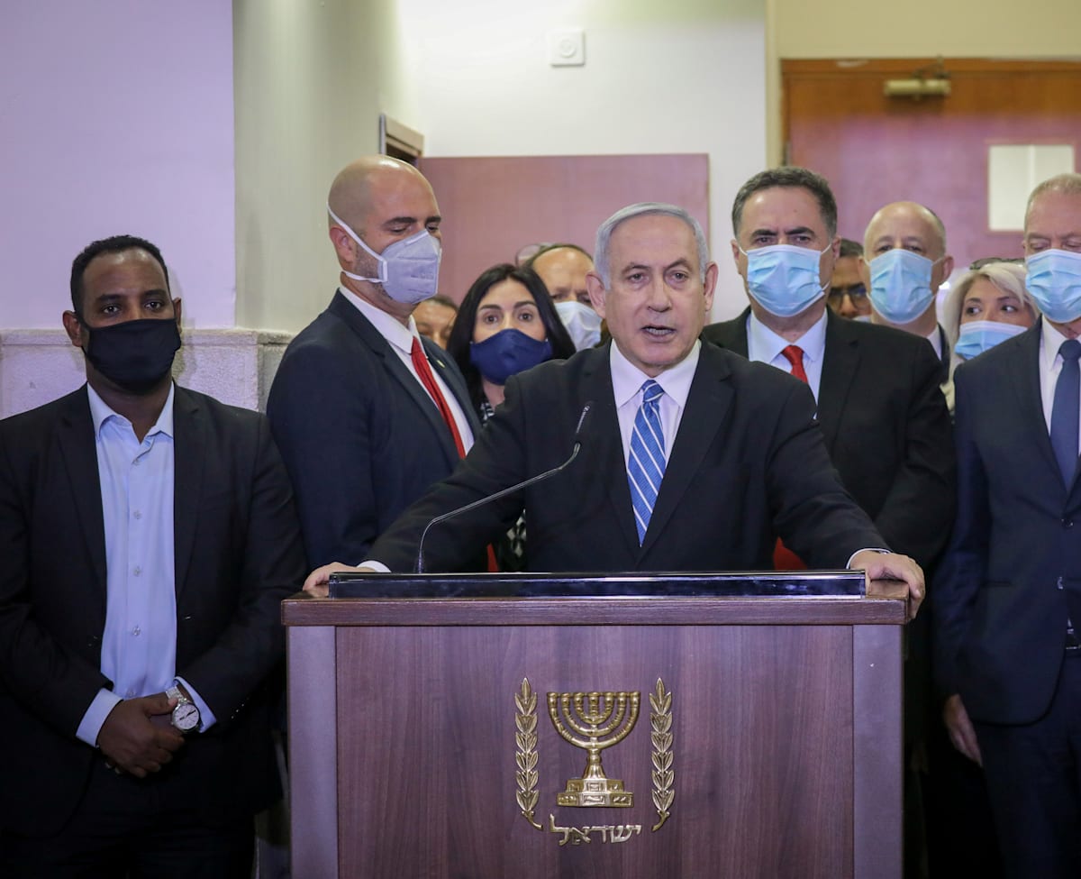 ראש הממשלה נתניהו, מוקף בשרי הליכוד, נאום בבית המשפט עם פתיחת המשפט נגדו / צילום: Reuters, Yonatan Sindel ראש הממשלה נתניהו, מוקף בשרי הליכוד, נאום בבית המשפט עם פתיחת המשפט נגדו / צילום: Reuters, Yonatan Sindel