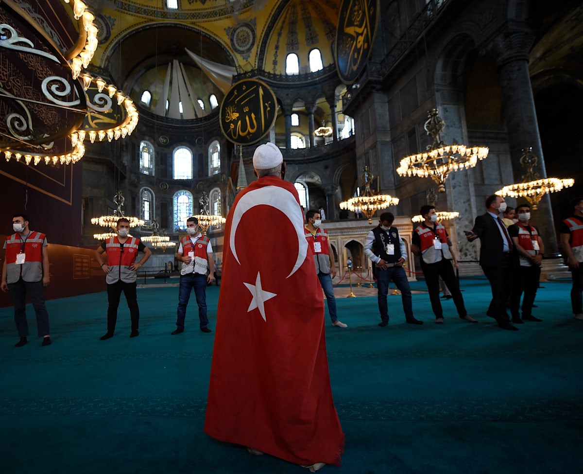 התפילה הראשונה במסגד איה סופיה / צילום: Associated Press, Yasin Akgul התפילה הראשונה במסגד איה סופיה / צילום: Associated Press, Yasin Akgul