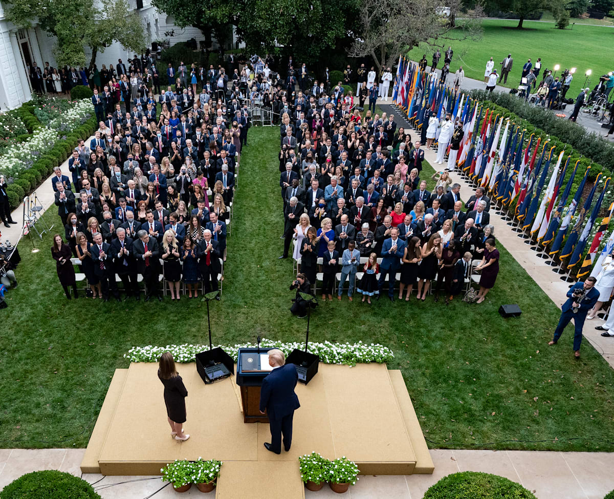 טראמפ מציג את השופטת איימי קוני בארט / צילום: Associated Press, Alex Brandon טראמפ מציג את השופטת איימי קוני בארט / צילום: Associated Press, Alex Brandon