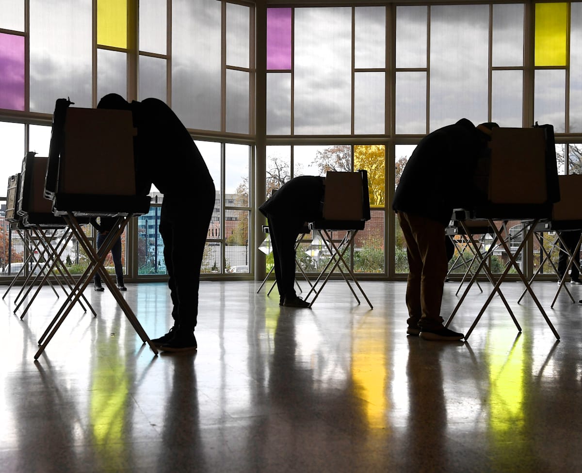 מצביעים בבחירות בקונטיקט / צילום: Associated Press, Jessica Hill מצביעים בבחירות בקונטיקט / צילום: Associated Press, Jessica Hill