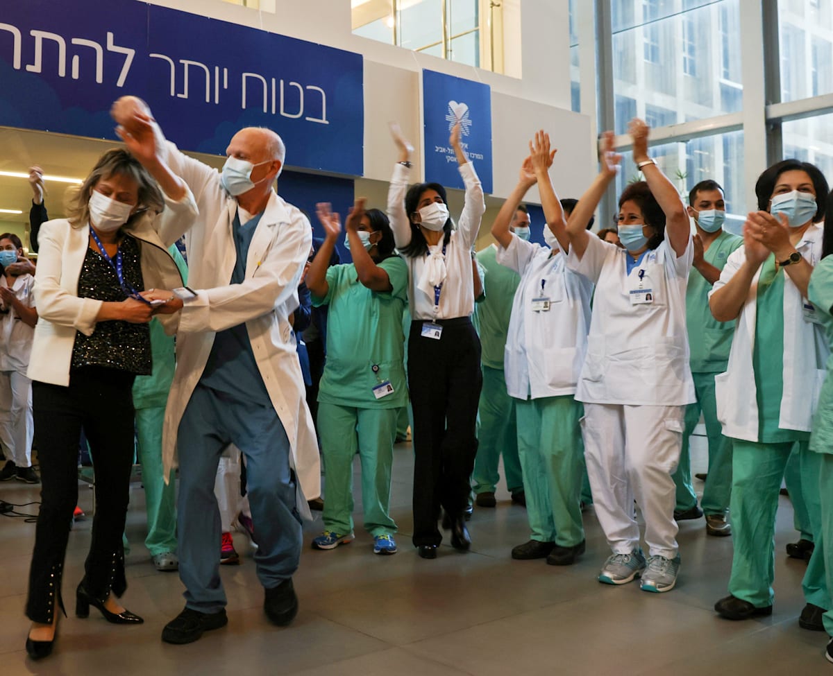 חגיגות בביה"ח איכילוב לאחר קבלת החיסון / צילום: Reuters, Ronen Zvulun חגיגות בביה"ח איכילוב לאחר קבלת החיסון / צילום: Reuters, Ronen Zvulun
