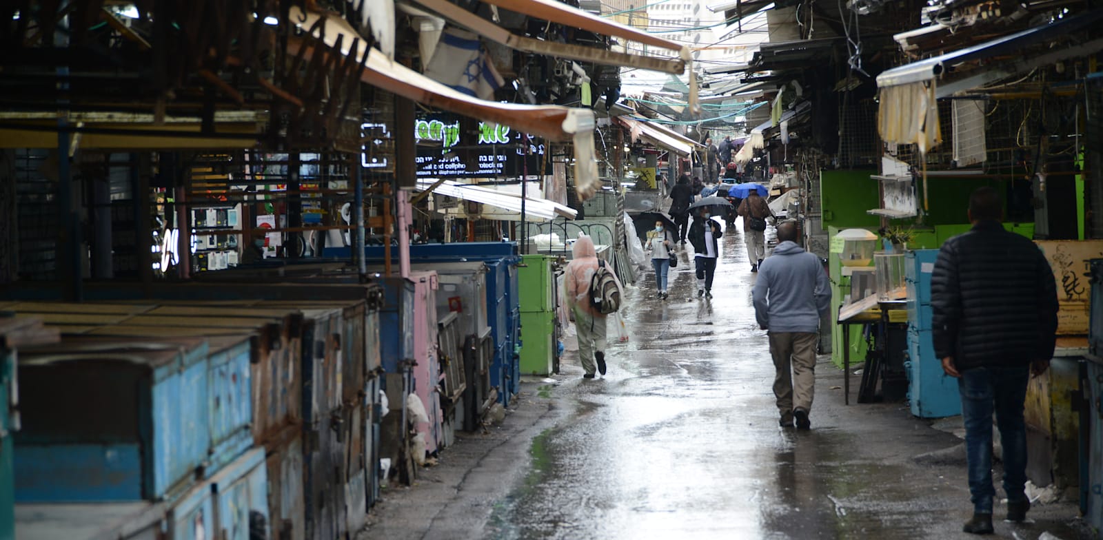 שוק הכרמל ת"א - חנויות פתוחות לצד בסטות סגורות / צילום: איל יצהר