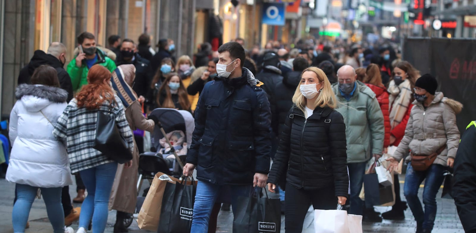 אנשים מבצעים קניות לקראת חג המולד בעיר הגרמנית קלן בסוף השבוע האחרון / צילום: Reuters, Wolfgang Rattay