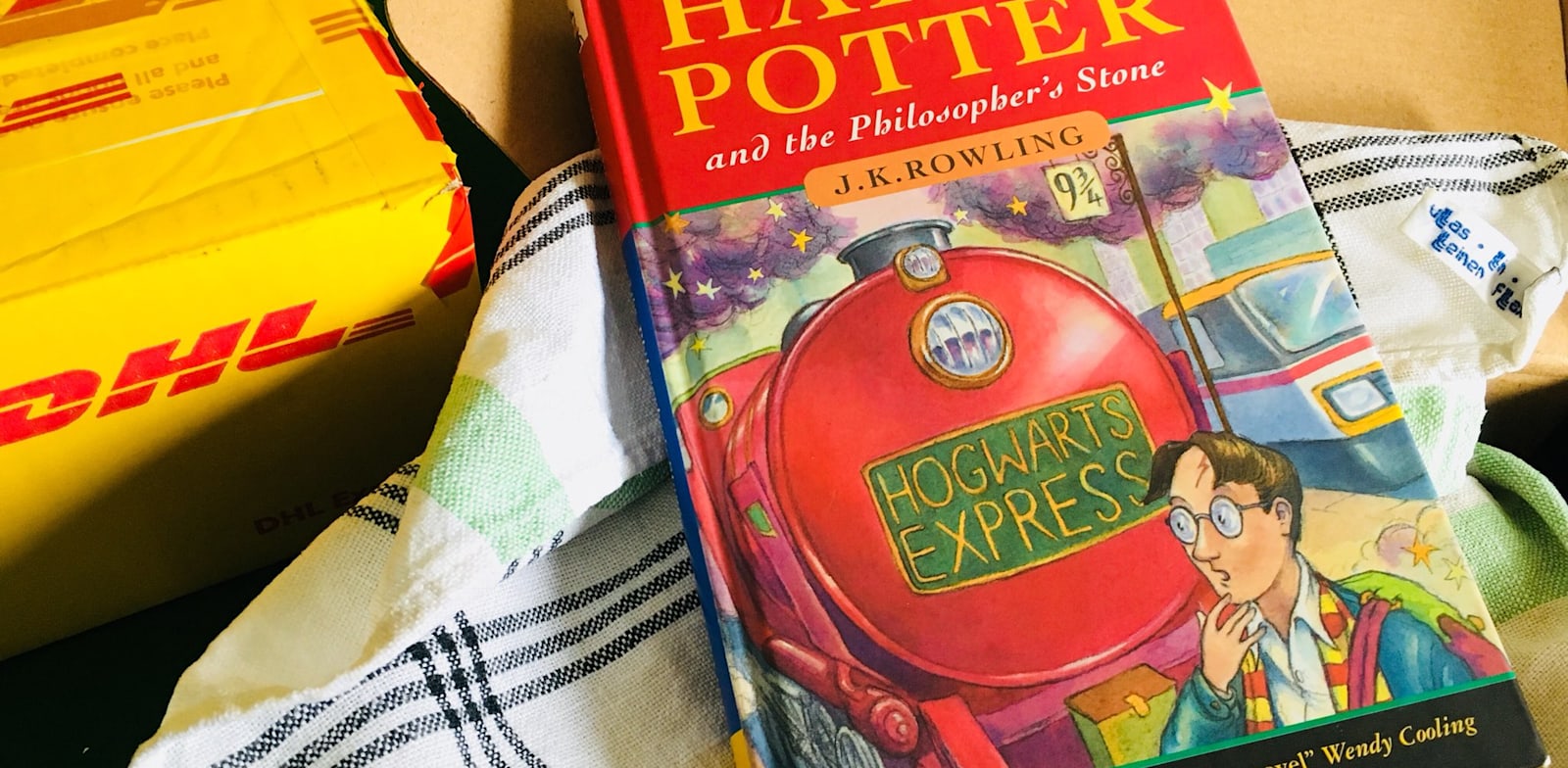 אחד מהעותקים מהמהדורה הראשונה של הארי פוטר ואבן החכמים / צילום: רויטרס