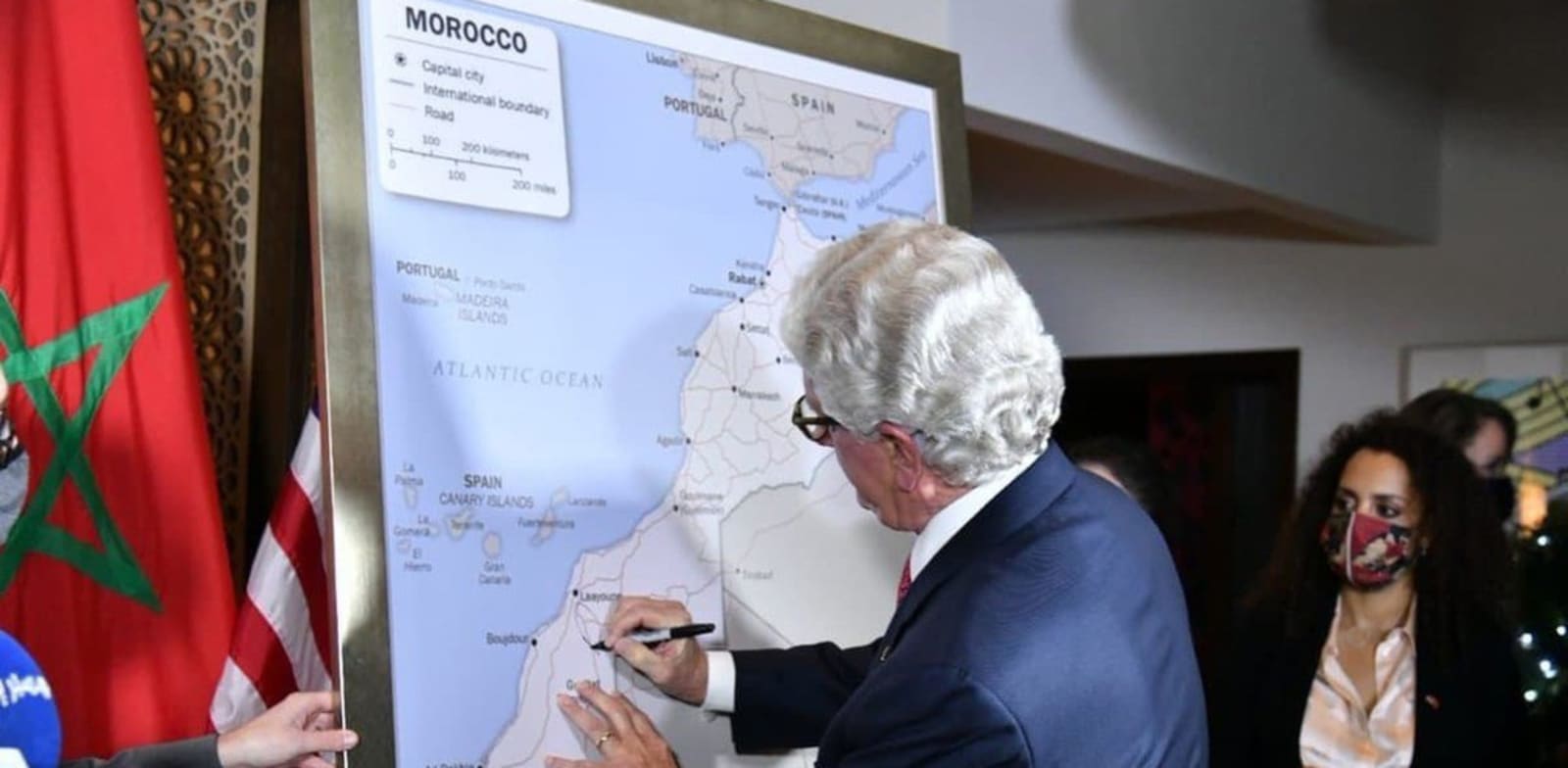 שגריר ארה"ב במרוקו חותם על המפה החדשה שבה סהרה המערבית מסופחת למרוקו / צילום: Moroccan  Diplomacy