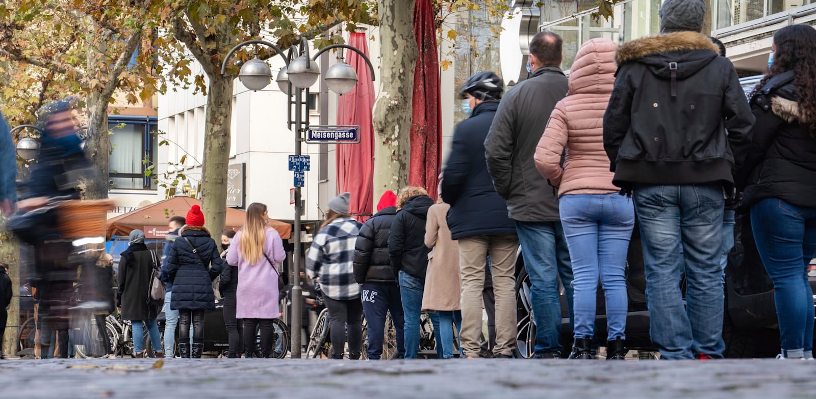 תורים ארוכים לבתי עסק בגרמניה לקראת סגר שהולך להיות מוטל על המדינה / צילום: Associated Press, Frank Rumpenhorst