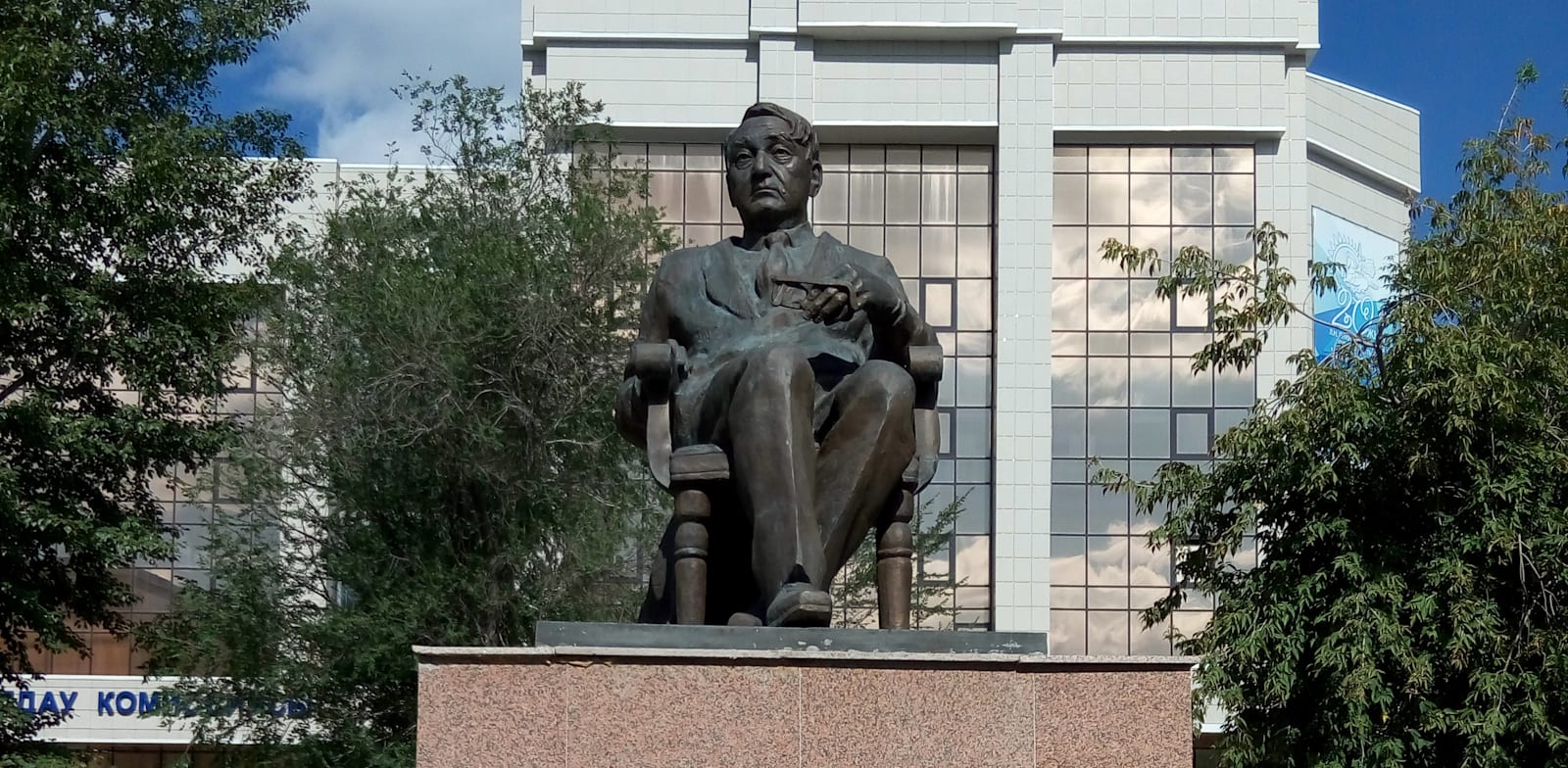 פסל של ההיסטוריון לב גומליוב. דימה עליית עמים ושקיעתם, לנעורים וזִקנה / צילום: מתוך ויקיפדיה