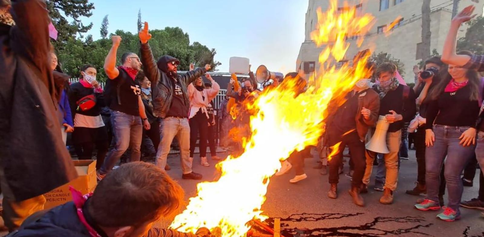 מפגינים נגד השחיתות השלטונית מול מעון ראש הממשלה ברחוב בלפור ירושלים / צילום: הדגלים השחורים