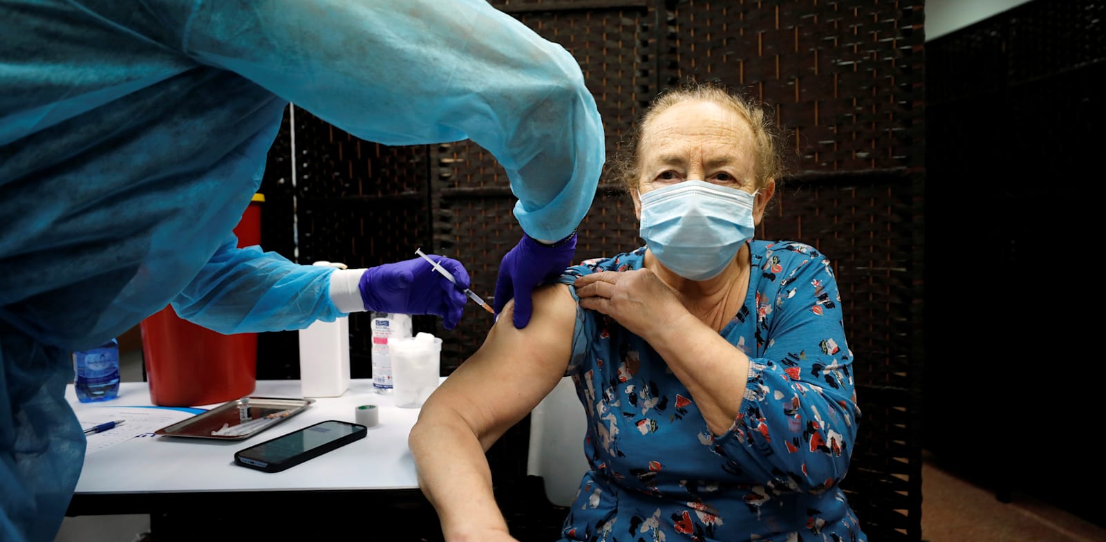 חיסונים בקופת חולים באשדוד. יש גם חריקות / צילום: Reuters, Amir Cohen