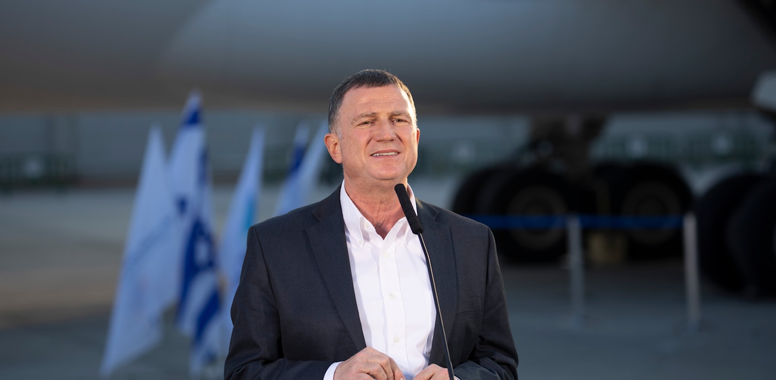 שר הבריאות יולי אדלשטיין עם הגעת חיסוני הקורונה של פייזר / צילום: אמיל סלמן, "הארץ" 