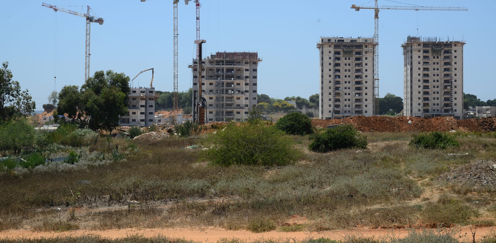 בנייה בבאר יעקב / צילום: איל יצהר