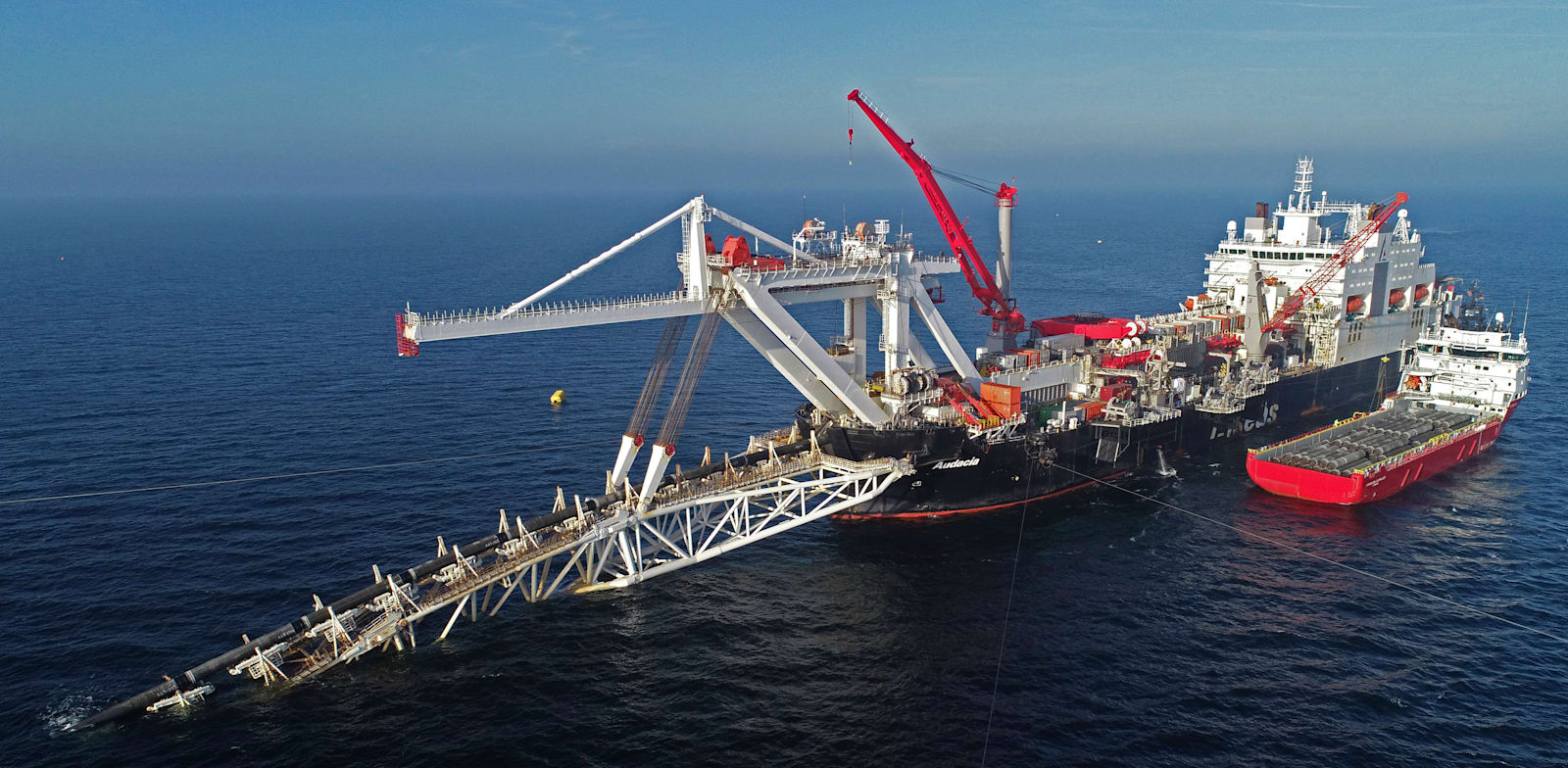 ספינה רוסית מניחה צינורות של נורד סטרים 2 בתחתית הים הבלטי, 2018 / צילום: Associated Press, Bernd Wuestneck