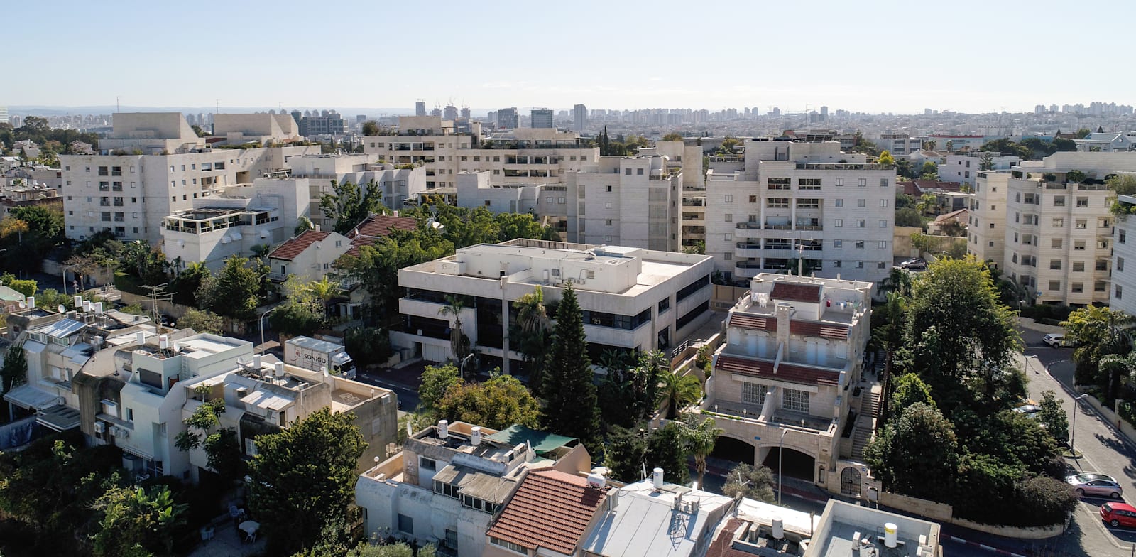 בניין המשרדים (במרכז התמונה) ברחוב חיים הזז 16-18 בתל אביב / צילום: GRIFFING AERIAL PHOTOS