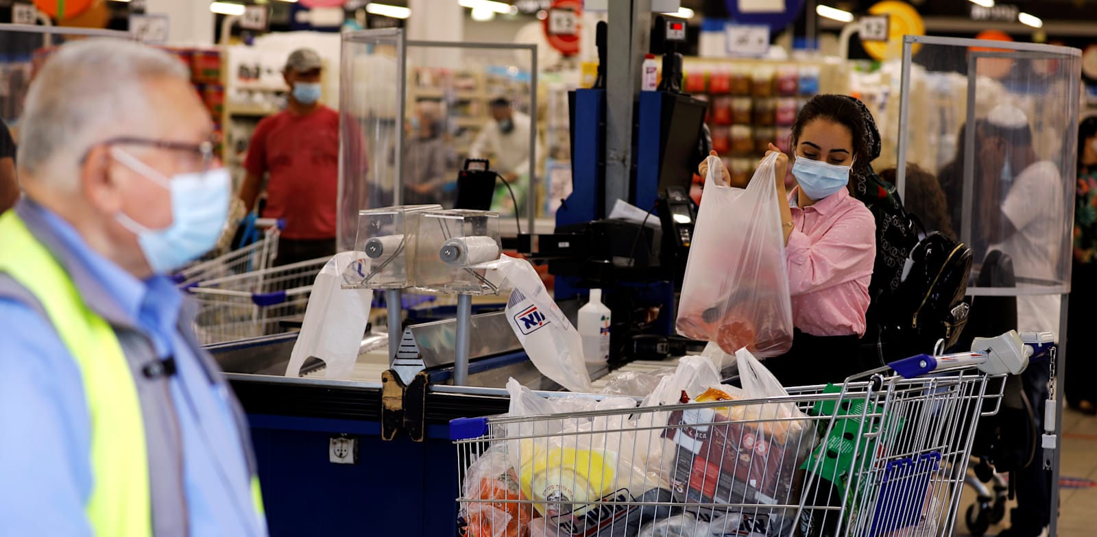 קניות בסופרמקט. התחזקות הבישול הביתי בימי הקורונה / צילום: Reuters, Amir Cohen