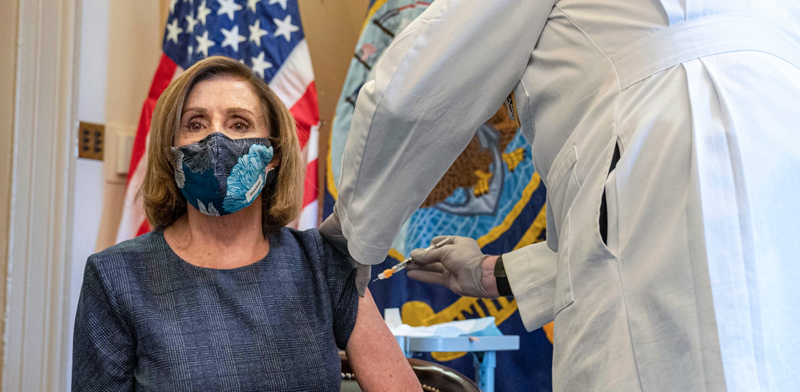 מנהיגת הרוב הדמוקרטי בבית הנבחרים, ננסי פלוסי, מתחסנת נגד קורונה, שישי / צילום: Associated Press, Ken Cedeno