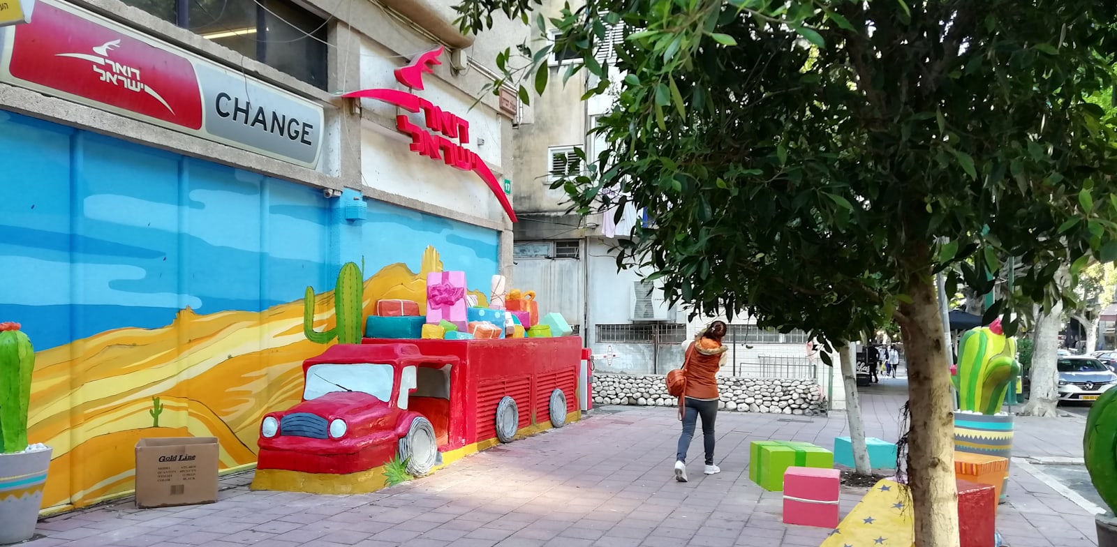 רחבת הדואר ברחוב ביאליק רמת גן אחרי השיפוץ / צילום: טלי בוגדנובסקי