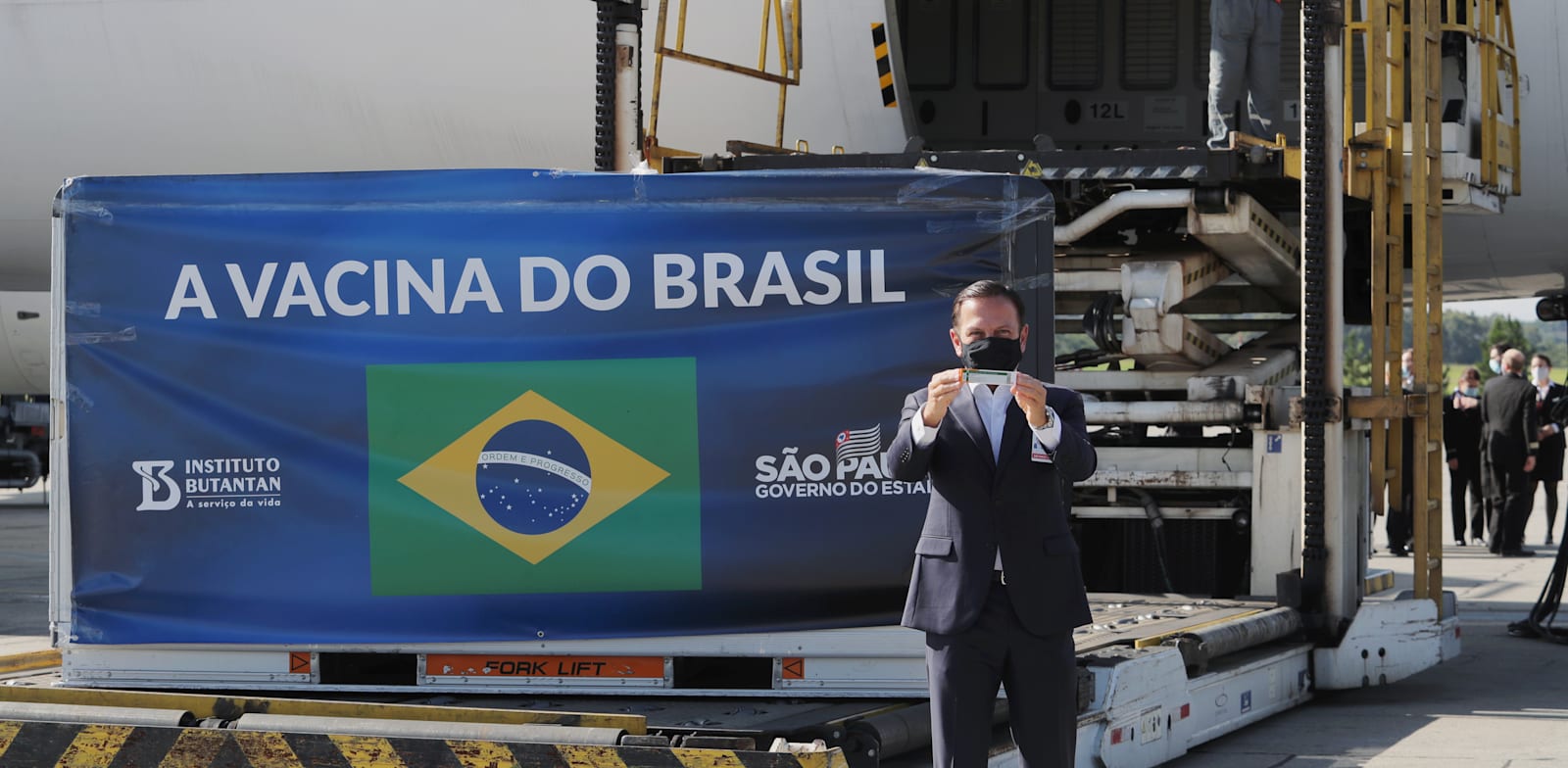מושל סאו פאולו ז'ואאו דוריה מקבל את משלוח החיסונים של סינובאק / צילום: Reuters, Amanda Perobelli