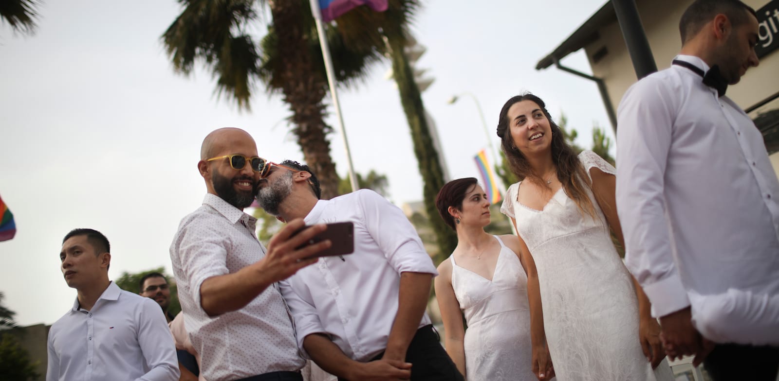 חתונה חד מינית המונית של צעירים שדורשים את הזכות להתחתן / צילום: Associated Press, Oded Balilty