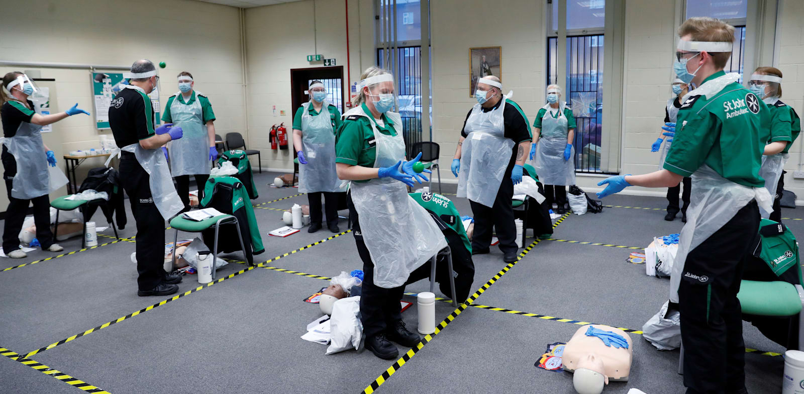 מתנדבים מתאמנים לקראת מבצע החיסון, בדרבי. החיסונים יחלו בשבוע הבא / צילום: Reuters, Lee Smith