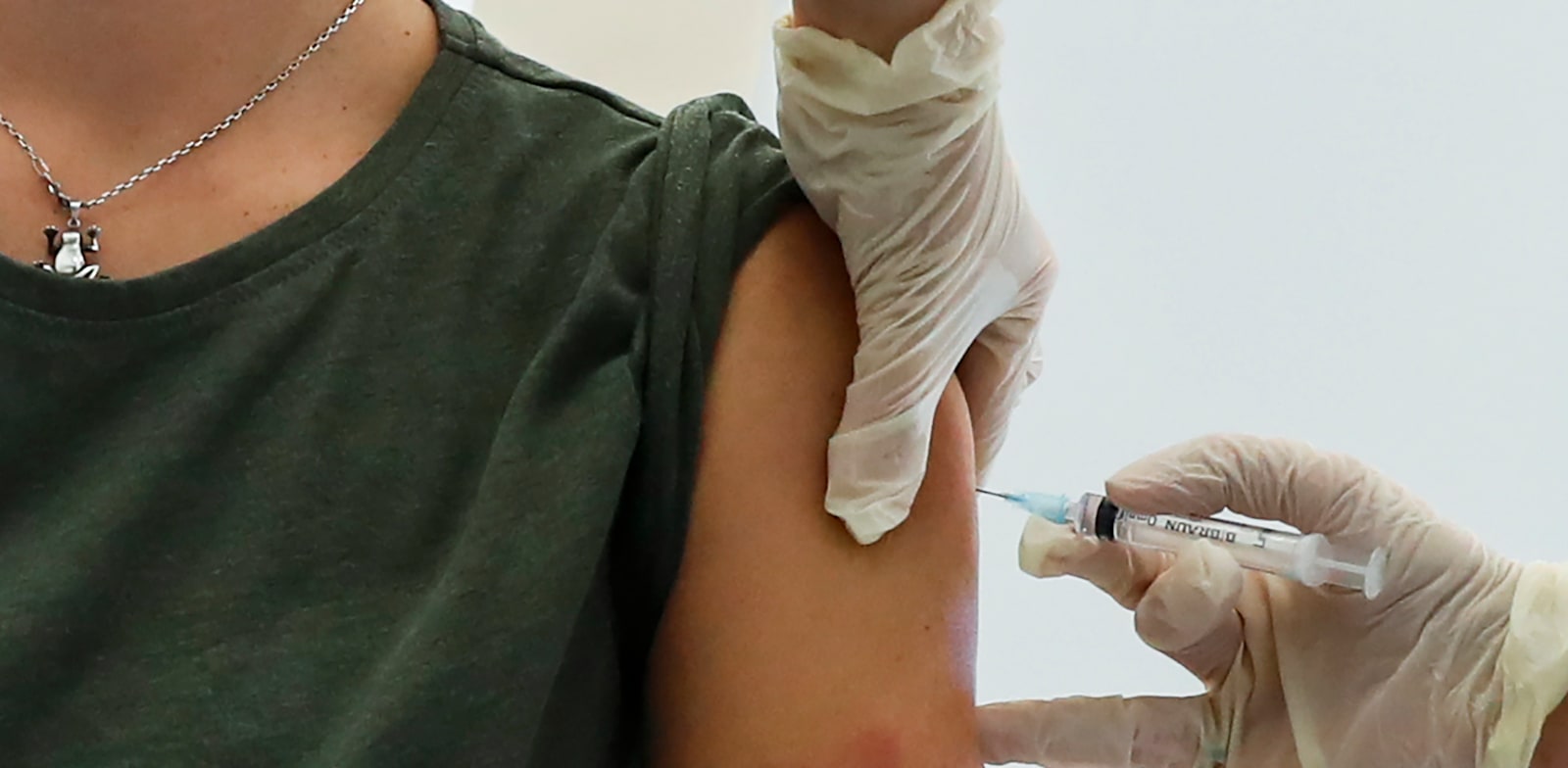 אשת רפואה מקבלת את החיסון ספוטניק 5, כחלק ממבצע חיסונים מורחב ברוסיה / צילום: Associated Press, Pavel Golovkin