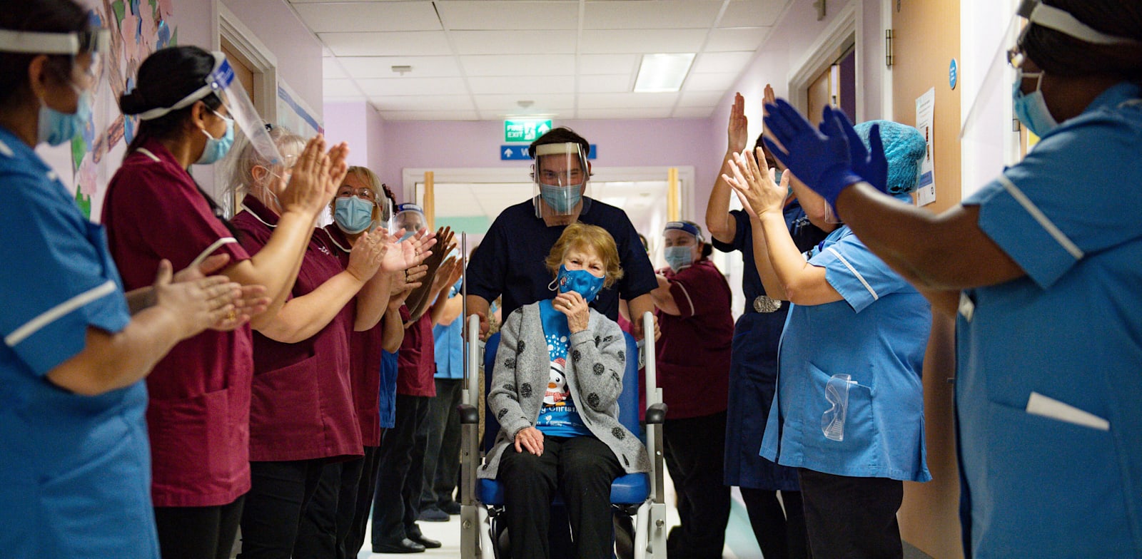 מרגרט קינן הבריטית זוכה למחיאות כפיים מהצוות הרפואי, אחרי שהייתה הראשונה בבריטניה לקבל את החיסון של פייזר לקורונה / צילום: Associated Press, Jacob King