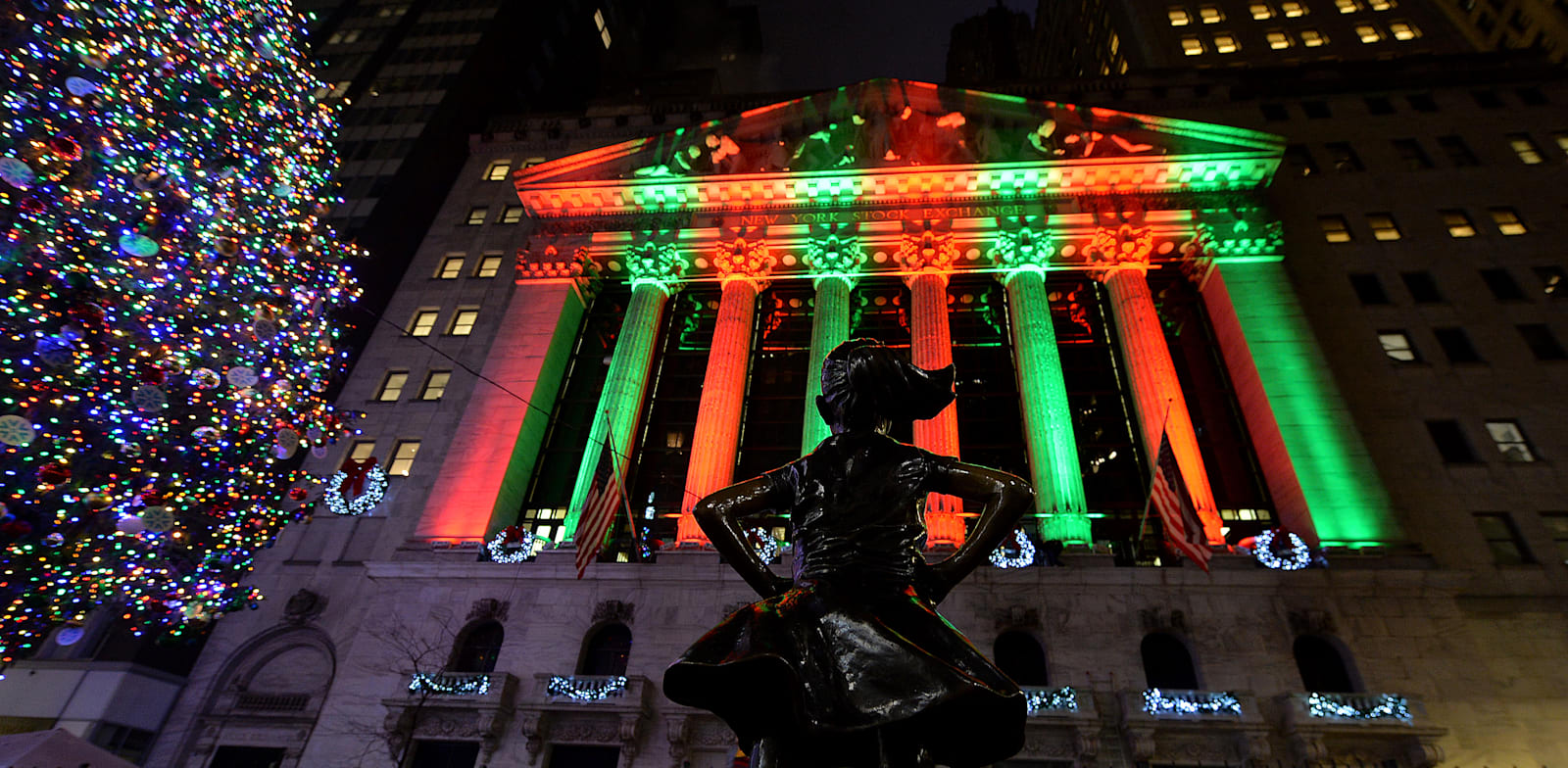 בורסת המניות של ניו יורק מוארת לפני חג המולד / צילום: Reuters, Sipa USA