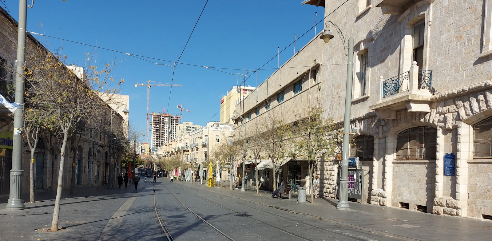 רחוב יפו בירושלים. מי ששרד גלי פיגועים ועבודות רכבת קלה, לומד להסתגל גם עכשיו / צילום: עמירם ברקת