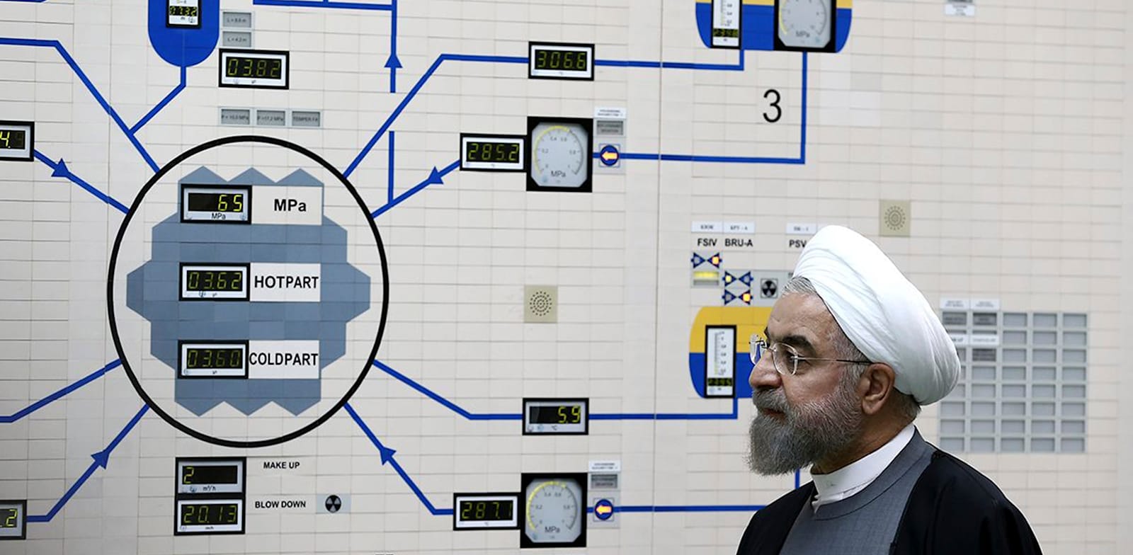 הנשיא האיראני חסן רוחאני מבקר בתחנת הכוח הגרעינית בבושהר ב-2015 / צילום: Associated Press, Iranian Presidency Office, Mohammad Berno