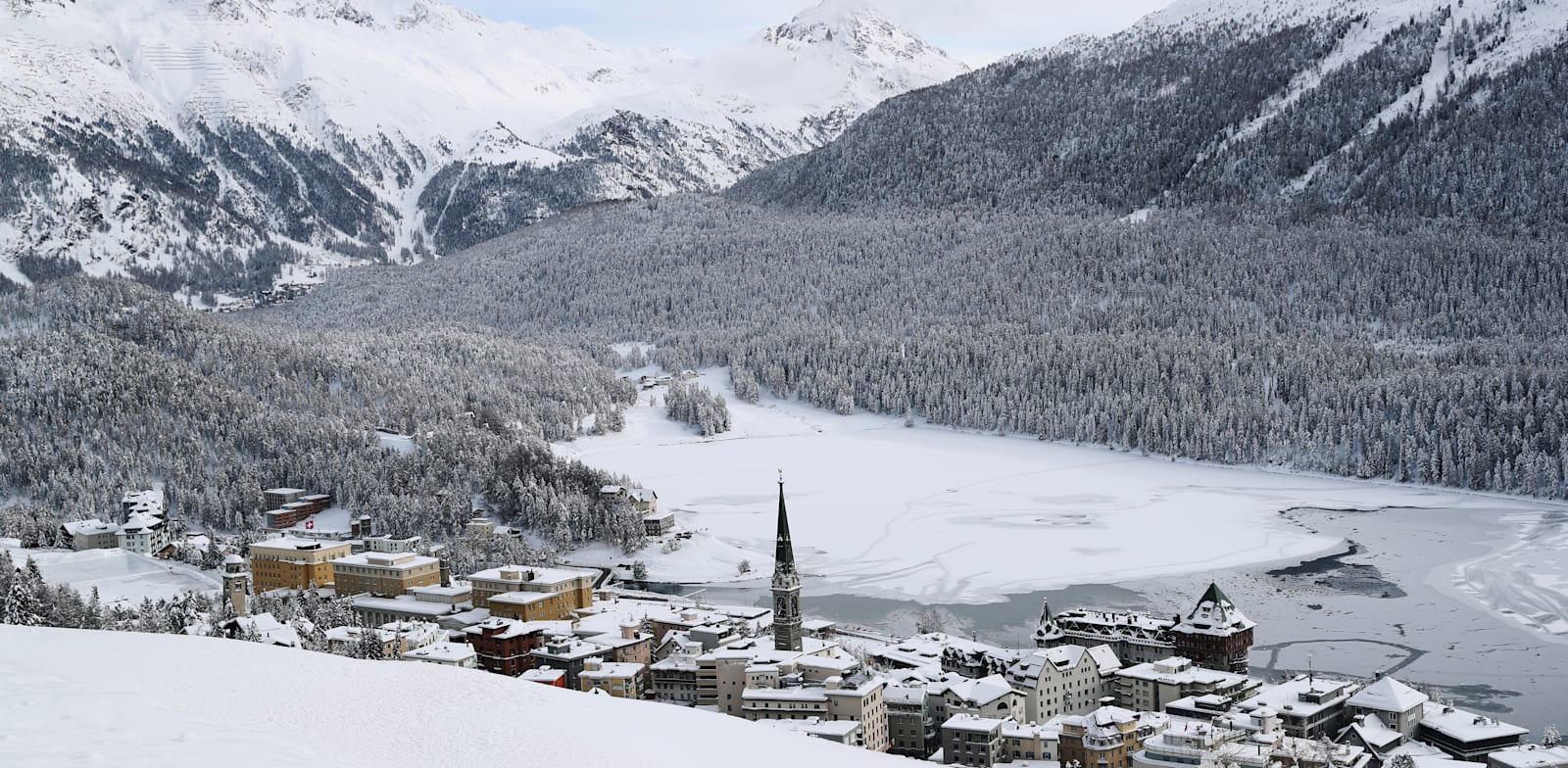 עיירת נופש שוממת בשוויץ. הרשויות החליטו על סגירת מסעדות, בארים ומקומות בילויים למשך יותר משישה שבועות / צילום: Reuters, Arnd Wiegmann