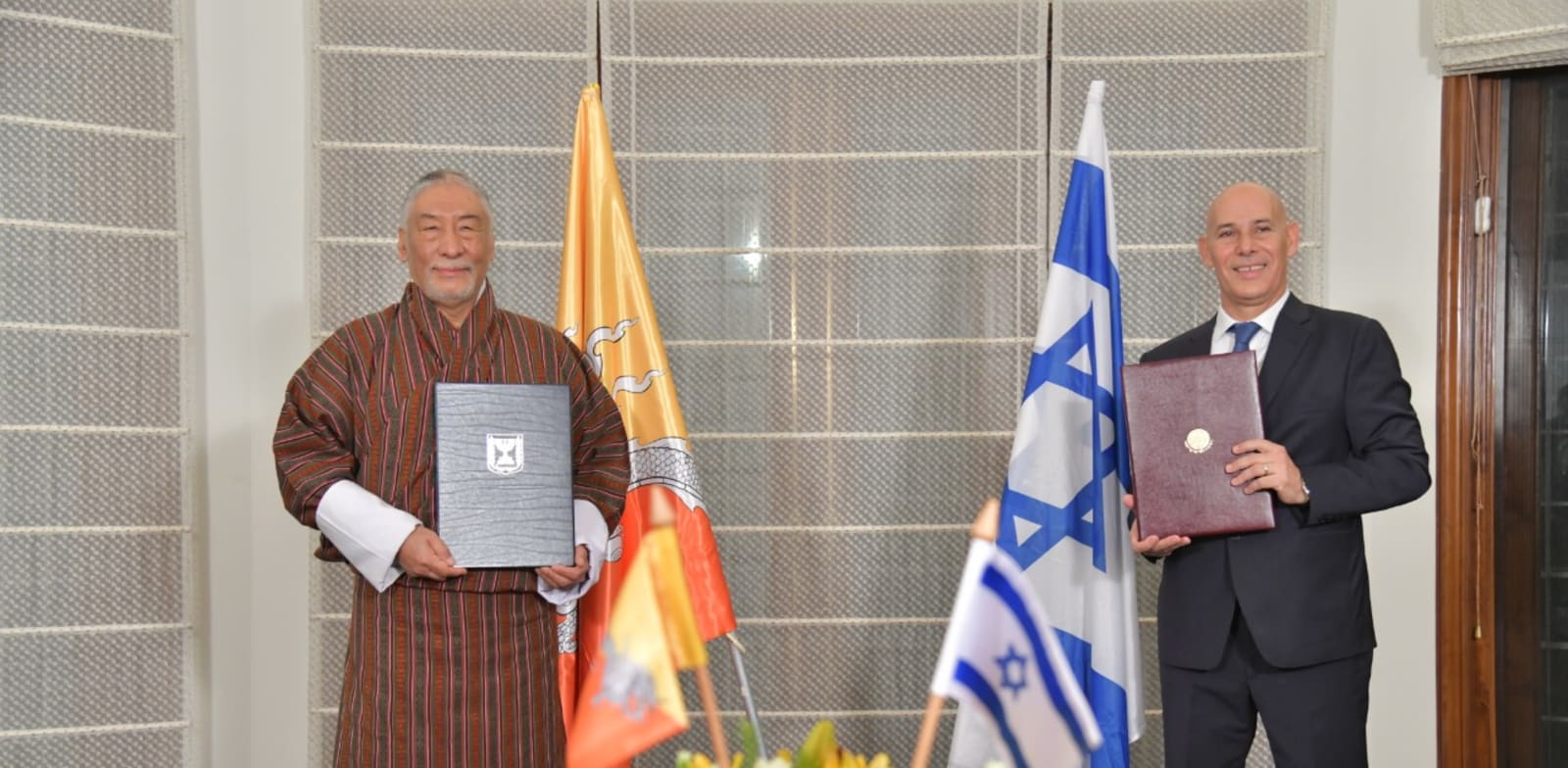 שר החוץ אשכנזי מביא הסכם ראשון עם בוטן לא עשה כלום במשרד החוץ מאז שנכנס לתפקידו רק חימם את הכיסא WhatsApp_Image_2020-12-12_at_17.52.12_tkjomg