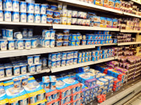 מקררים עם מוצרי חלב / צילום: תמר מצפי