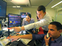 חדר מסחר בניירות ערך. כששוקי המניות נפלו, המוסדיים היו צריכים גישה מהירה לדולרים / צילום: איל יצהר