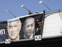 תלייה של שלטי תעמולה בבחירות האחרונות. הופך להיות שגרה / צילום: Associated Press, Sebastian Scheiner