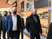 בני גנץ מבקר בקניון מלחה / צילום: אריאל חרמוני - משרד הביטחון