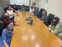 ישיבה עם מסכות נגישות ושקופות במשרד להגנת הסביבה / צילום: נג'וא רחאל