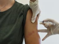 אשת רפואה מקבלת את החיסון ספוטניק 5, כחלק ממבצע חיסונים מורחב ברוסיה / צילום: Associated Press, Pavel Golovkin