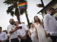 חתונה חד מינית המונית של צעירים שדורשים את הזכות להתחתן / צילום: Associated Press, Oded Balilty