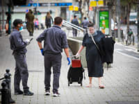 פקחים בתל אביב. המאבק בקורונה לווה בהחלטות לא הגיוניות / צילום: שלומי יוסף