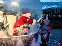 סנטה קלאוס פוגש ילדים בעת כשהוא יושב בבועת מגן בדנמרק / צילום: Reuters, Ritzau Scanpix/Henning Bagger