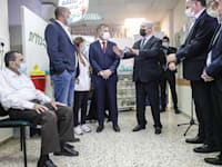 בנימין נתניהו במתחם חיסוני קורונה קופת חולים כללית טירה / צילום: תומר אפלבאום - הארץ