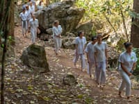 ויפאסנה במנזר בתאילנד. אפקט הסינכרון מעמיק את המדיטציה / צילום: Shutterstock