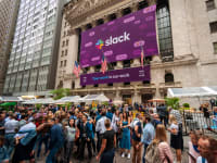 עובדי סלאק מצטלמים עם העוברים ושבים מחוץ לבורסת ניו יורק ביום ההנפקה ביוני 2019 / צילום: Shutterstock